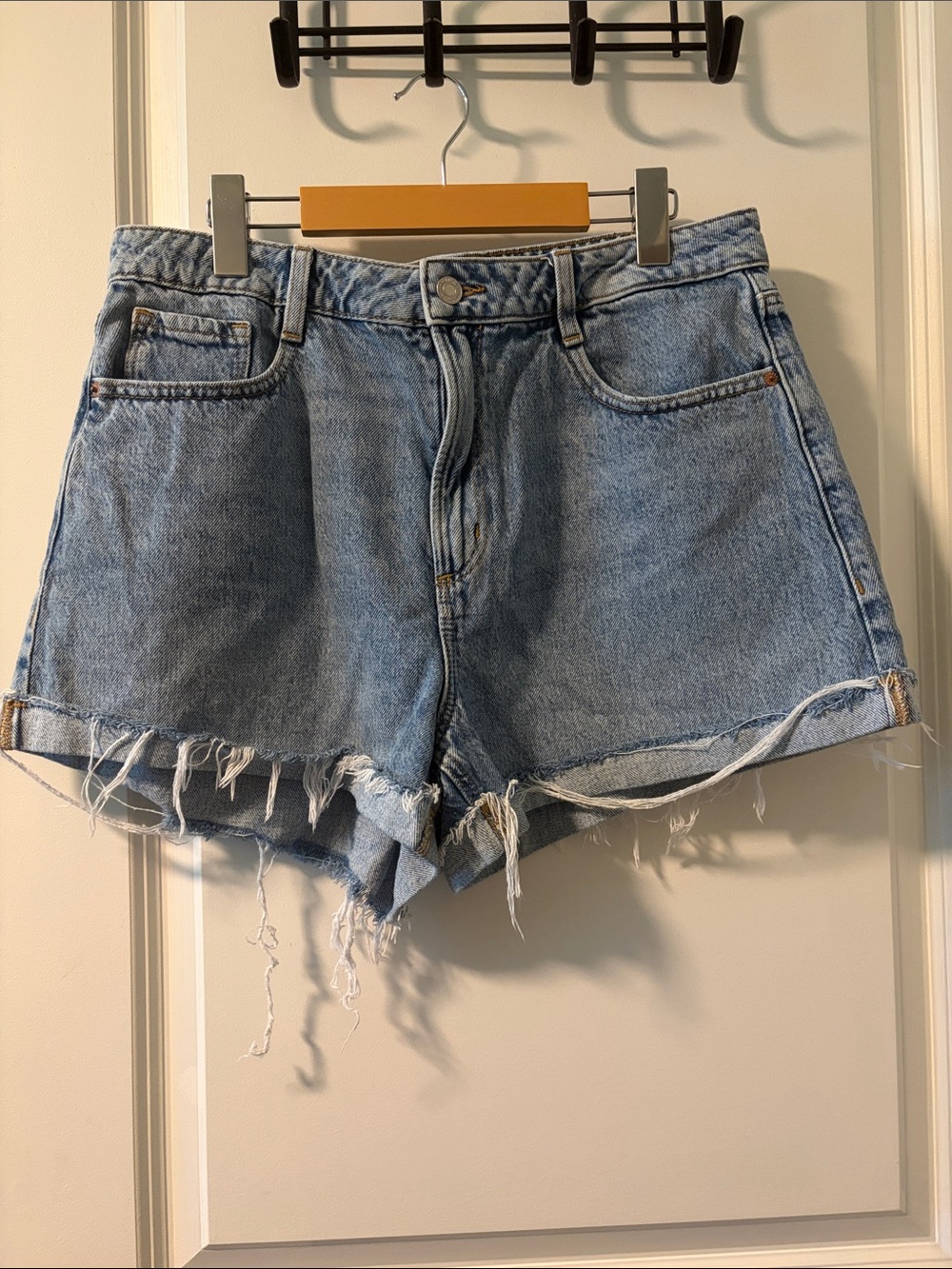 ☀️ Dynamite Washed Light Blue Frayed-Hem Denim Shorts